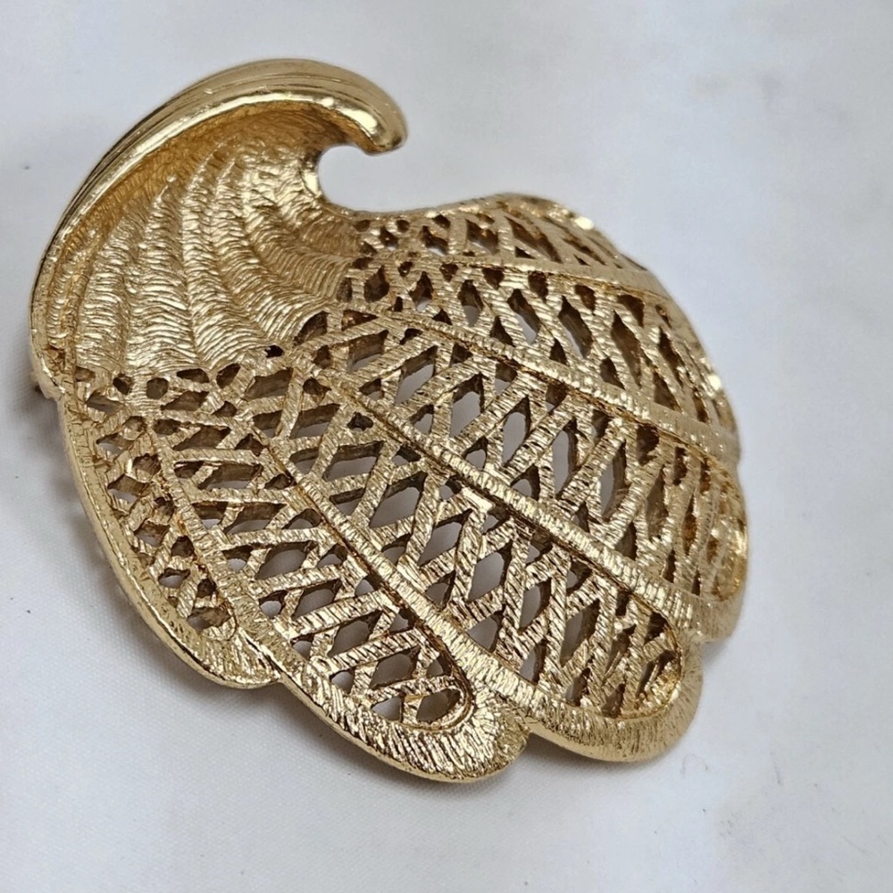 Vintage Monet Gold tone Shell/Fan Brooch Signed Designer